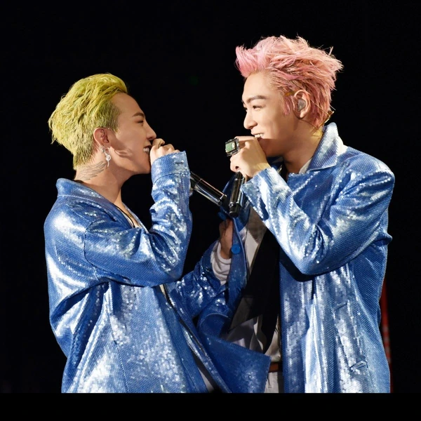 Popular photo full of fans’ love for T.O.P