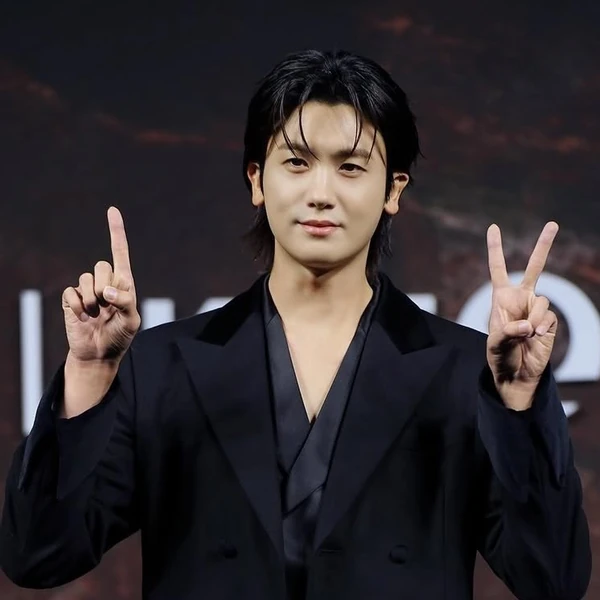 Popular photo full of fans’ love for Park Hyungsik