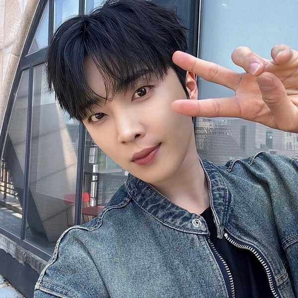 Popular photo full of fans’ love for Hwang Yunsung