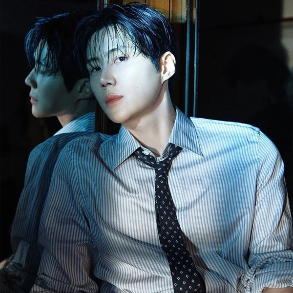 Foto populer Kim Seonho yang penuh cinta dari penggemar