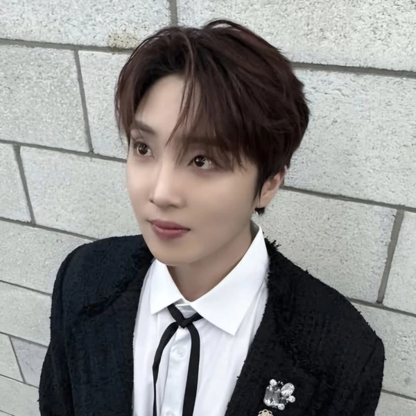 充满粉丝爱意的黄允圣人气照片