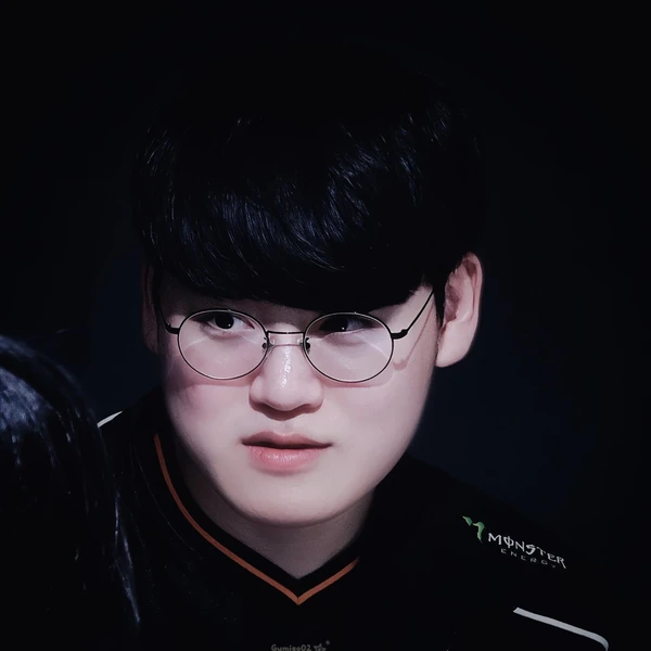 Postingan banner nomor 1 dari Gumayusi yang dibuat oleh fandom