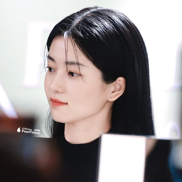 The most loved look of Kim Taeri today