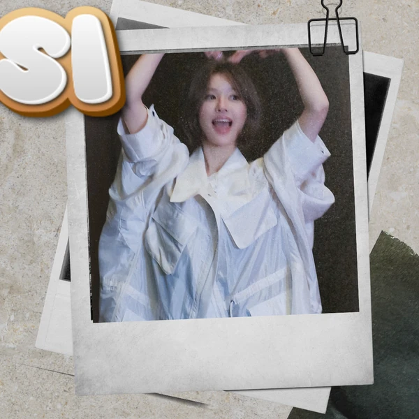 Popular photo full of fans’ love for Zhao Lusi