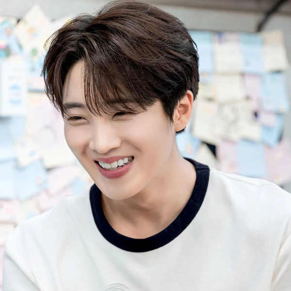 Popular photo full of fans’ love for Hwang Yunsung