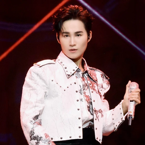 充满粉丝爱意的金熙栽人气照片