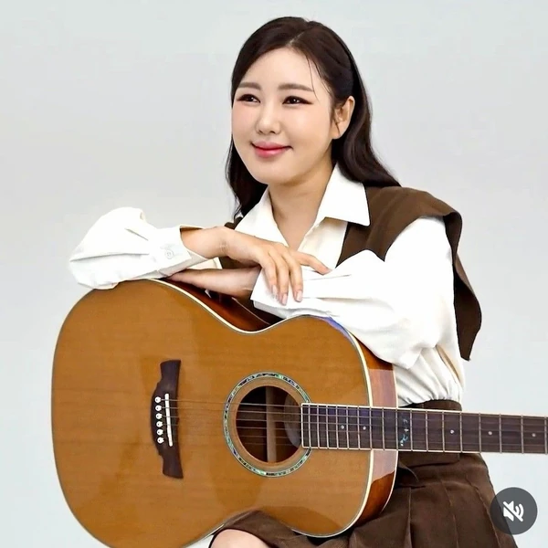 Popular photo full of fans’ love for Song Gain