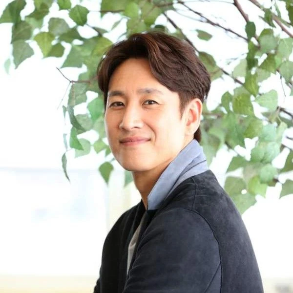 イ・ソンギュンへのファンの愛が詰まった人気写真