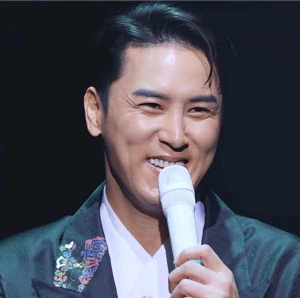 Foto populer Jang Minho yang penuh cinta dari penggemar