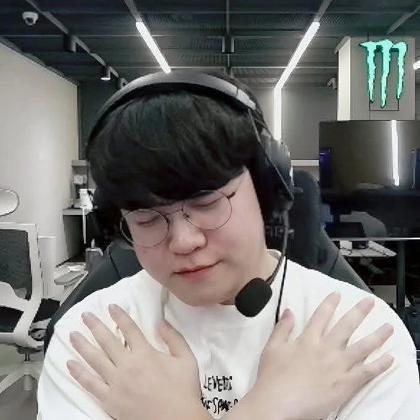 No.1 banner post of Gumayusi created by top fandom