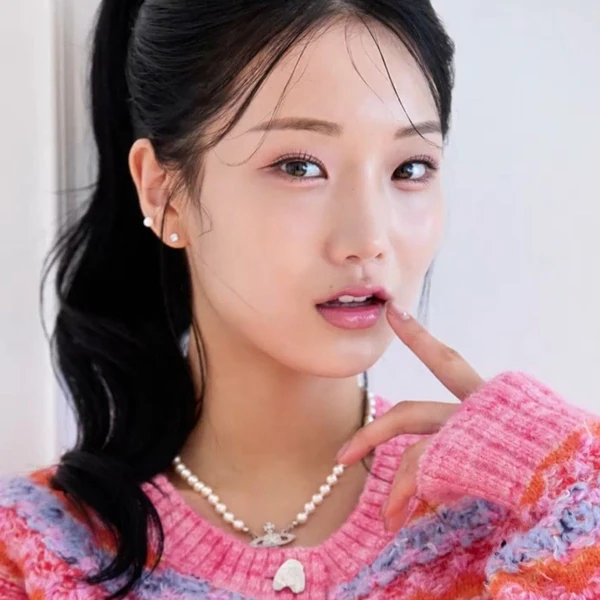 The most loved look of Kim Soyeon (2004) today