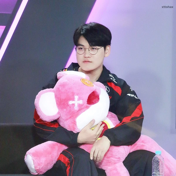 Postingan banner nomor 1 dari Gumayusi yang dibuat oleh fandom