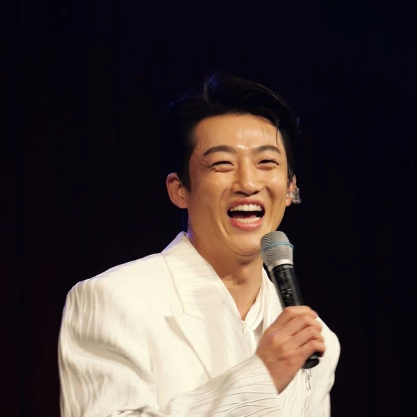 Popular photo full of fans’ love for Shin Seungtae