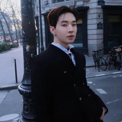 Popular photo full of fans’ love for Henry