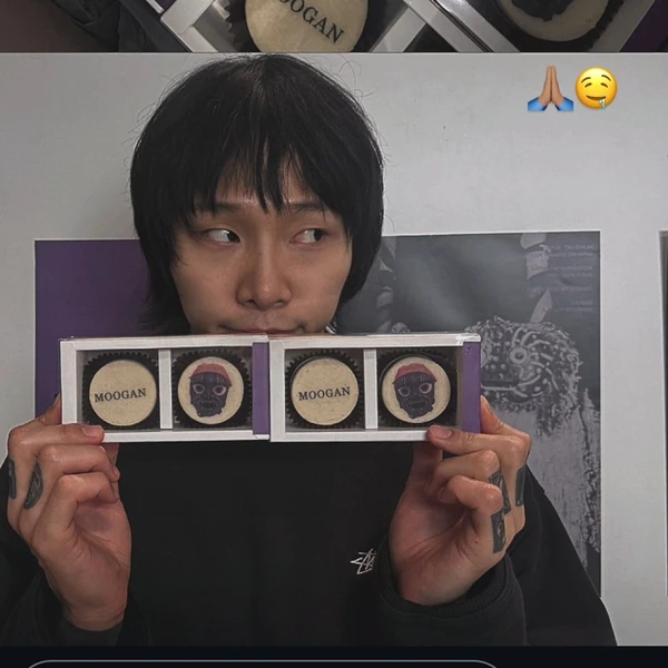 Popular photo full of fans’ love for Ki Moogan