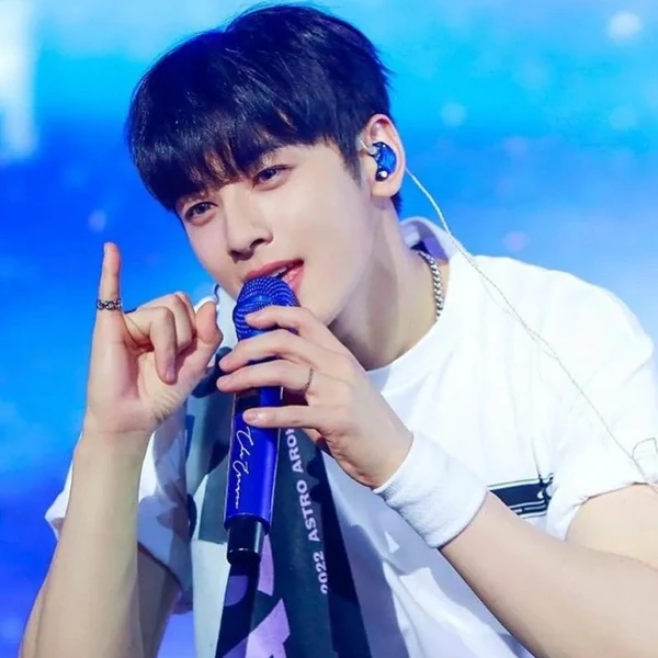 The most loved look of Cha Eunwoo today