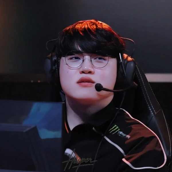 Postingan banner nomor 1 dari Gumayusi yang dibuat oleh fandom