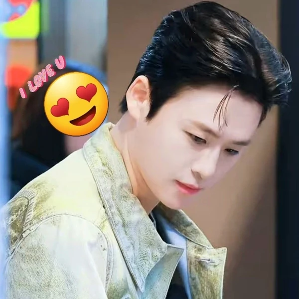 Popular photo full of fans’ love for Lee Solomon