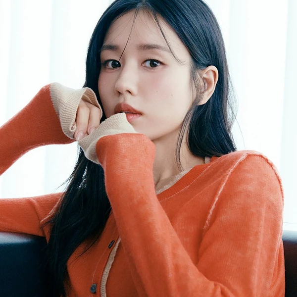 Popular photo full of fans’ love for Ahn Eunjin