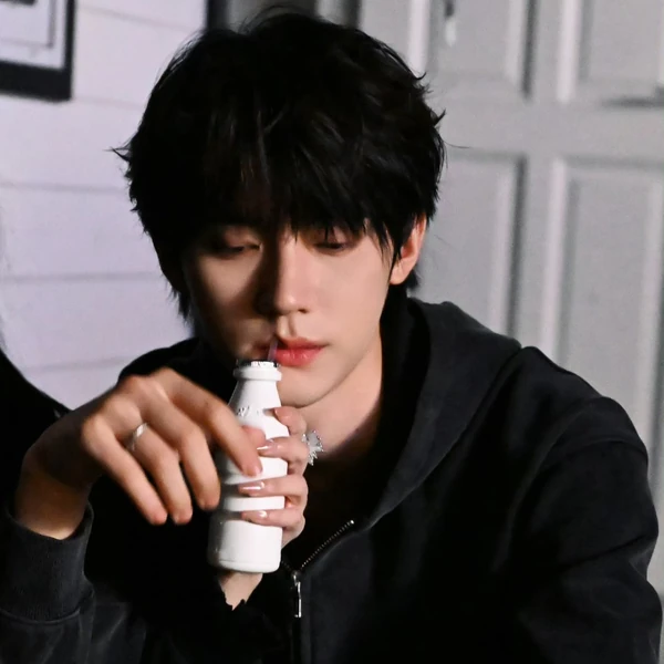 Popular photo full of fans’ love for Zhou Yiran