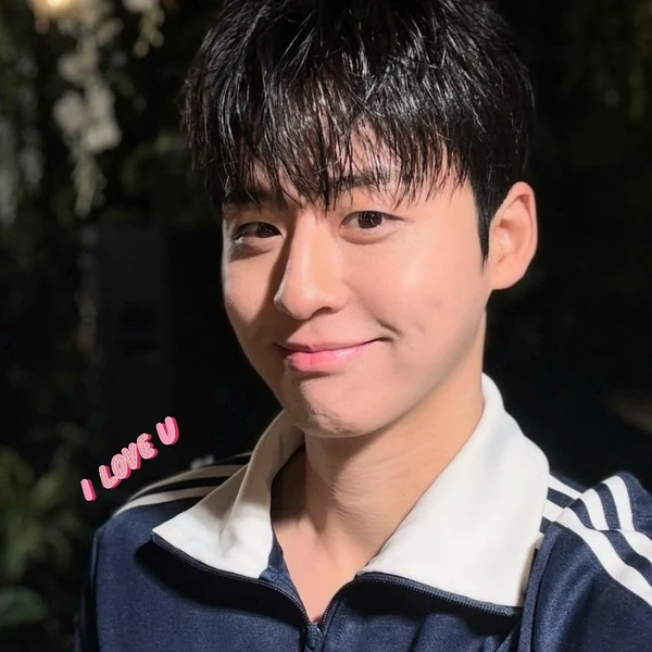 Popular photo full of fans’ love for Lee Solomon