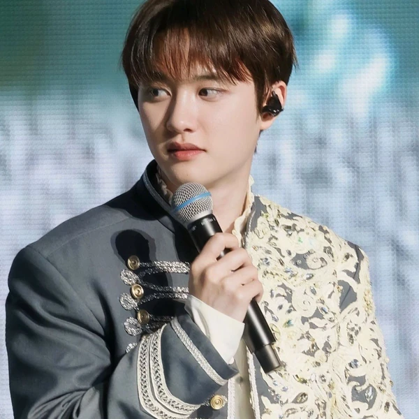 今天最受喜愛的都暻秀 (D.O.)模樣