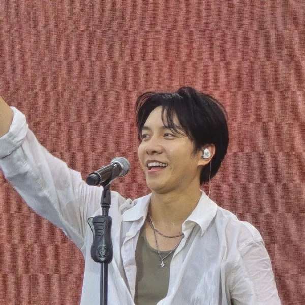 今天最受喜爱的李升基模样