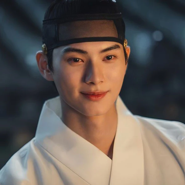 Penampilan Lee Chaemin yang paling disukai hari ini