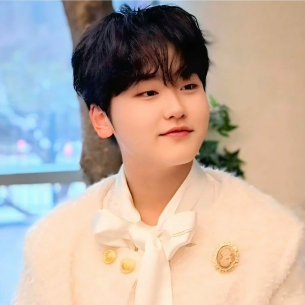 The most loved look of Park Sungon today