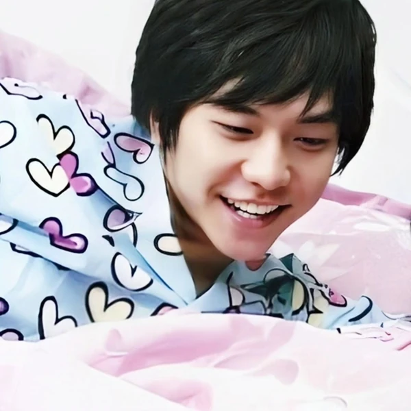 Foto populer Lee Seunggi yang penuh cinta dari penggemar