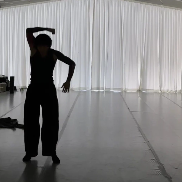 Popular photo full of fans’ love for Ki Moogan