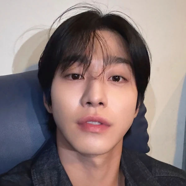 今天最受喜爱的安孝燮模样