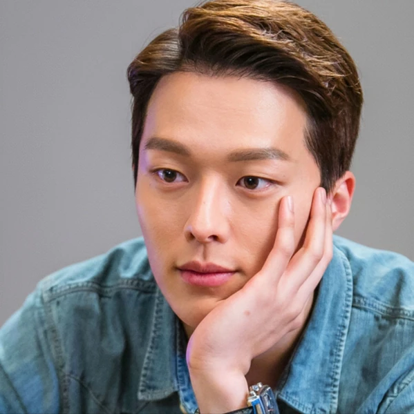 充满粉丝爱意的张基龙人气照片