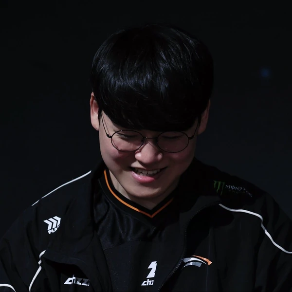 Postingan banner nomor 1 dari Gumayusi yang dibuat oleh fandom