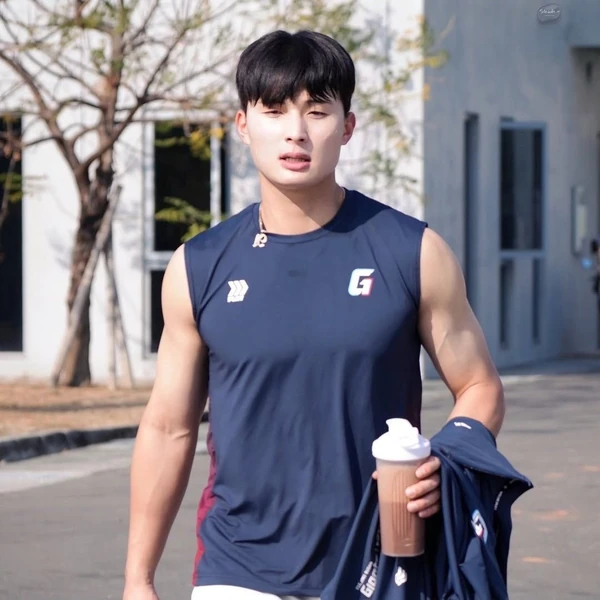 Foto profil populer Yoon Donghee yang disukai penggemar