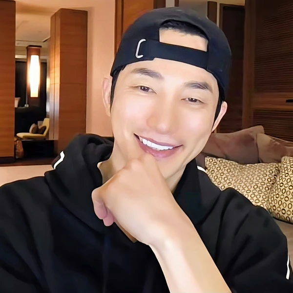 The most loved look of Park Sihoo today