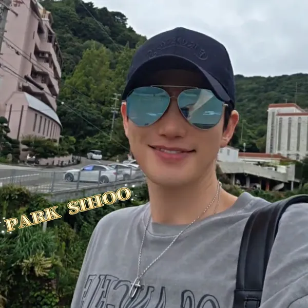 Popular photo full of fans’ love for Park Sihoo