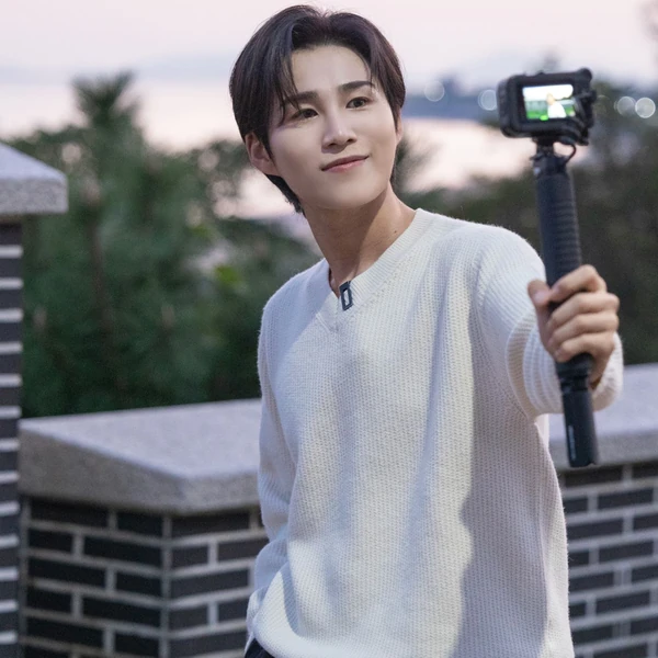 Popular photo full of fans’ love for Kim Heejae