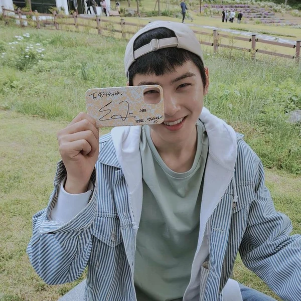 Popular photo full of fans’ love for Cha Eunwoo