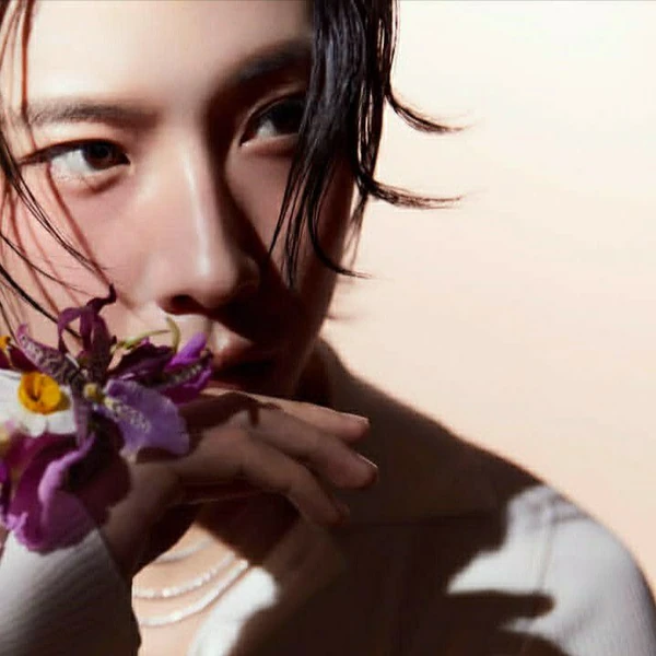 Popular photo full of fans’ love for Lee Jongwon