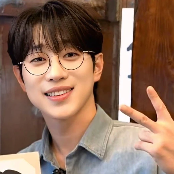 Popular photo full of fans’ love for An Sunghoon