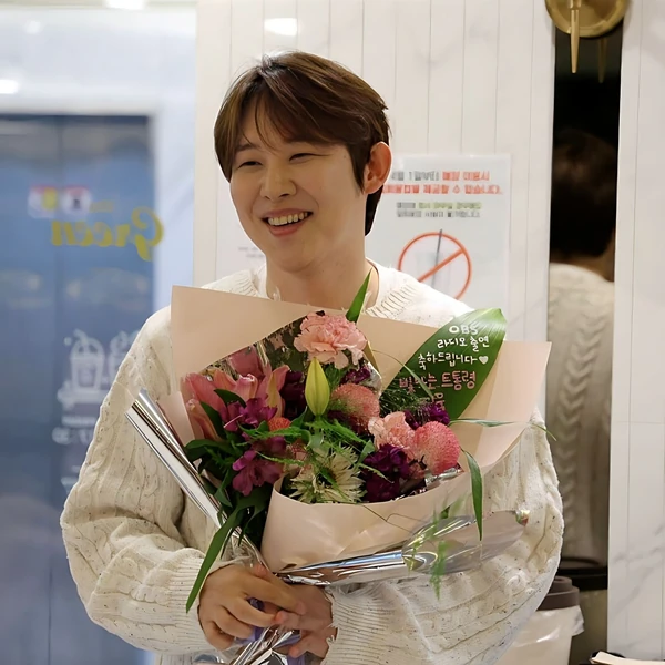 Popular photo full of fans’ love for Jinuk