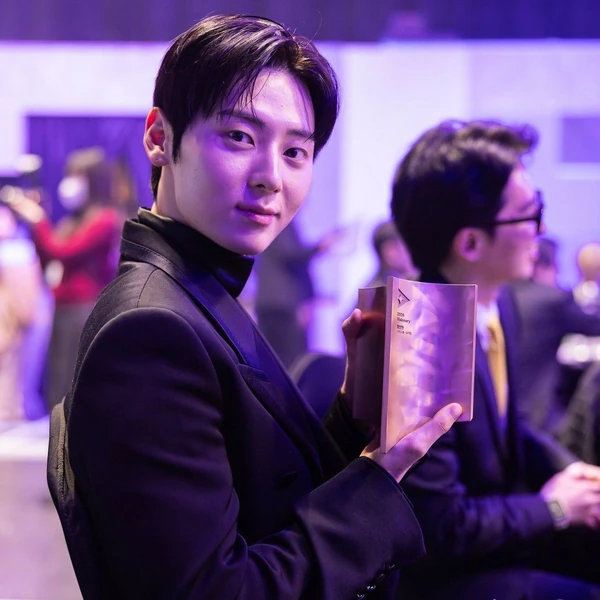 Popular photo full of fans’ love for Hwang Minhyun