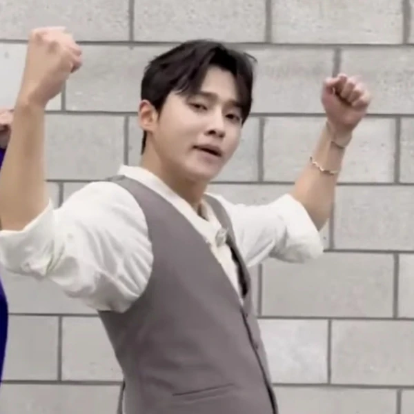 Popular photo full of fans’ love for Seong Ri