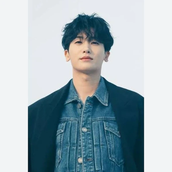 Popular photo full of fans’ love for Park Hyungsik