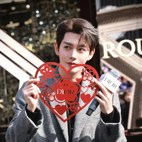 Popular photo full of fans’ love for Deng Wei