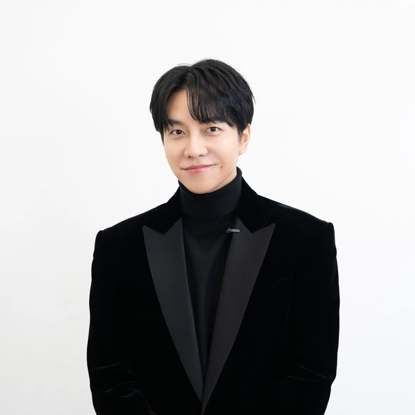 Foto populer Lee Seunggi yang penuh cinta dari penggemar