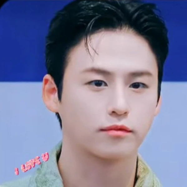 Popular photo full of fans’ love for Lee Solomon