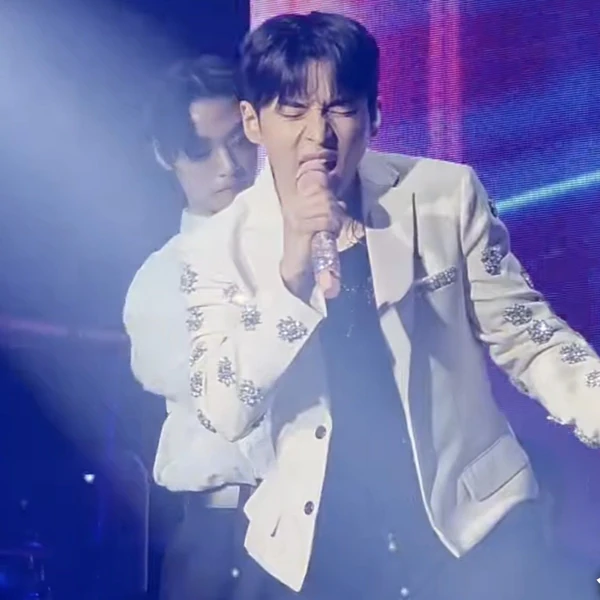 Popular photo full of fans’ love for Seong Ri