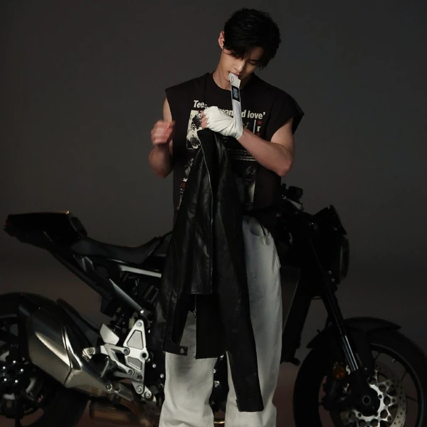 The most loved look of He Yu today